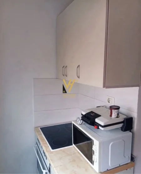 Tirane, jepet me qera apartament 1+1+Ballkon Kati 4, 43 m² 600 € (ALI DEMI)