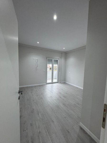 Tirane, jepet me qera apartament 2+1+Ballkon Kati 2, 90 m² 450 € (Kodra e Priftit)