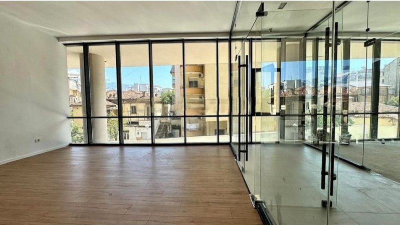 Tirane, jepet me qera zyre Kati 1, 44 m² 800 € (mine peza)