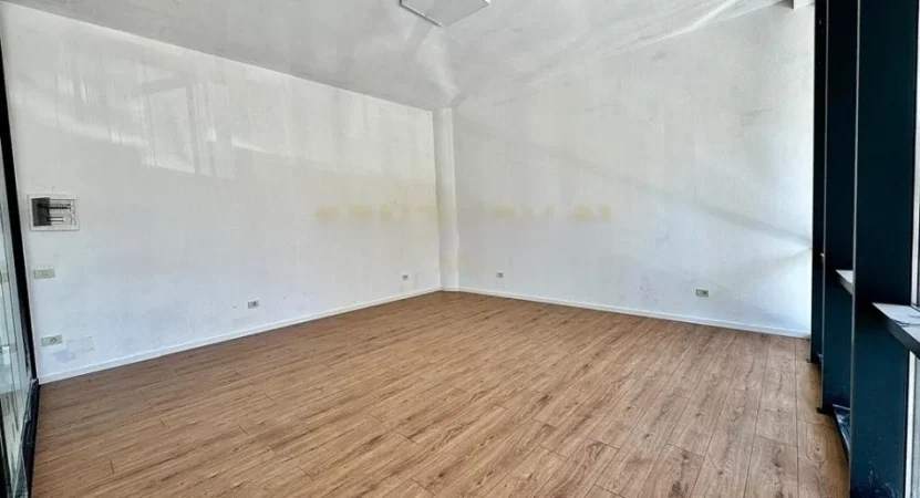 Tirane, jepet me qera zyre Kati 1, 44 m² 800 € (mine peza)