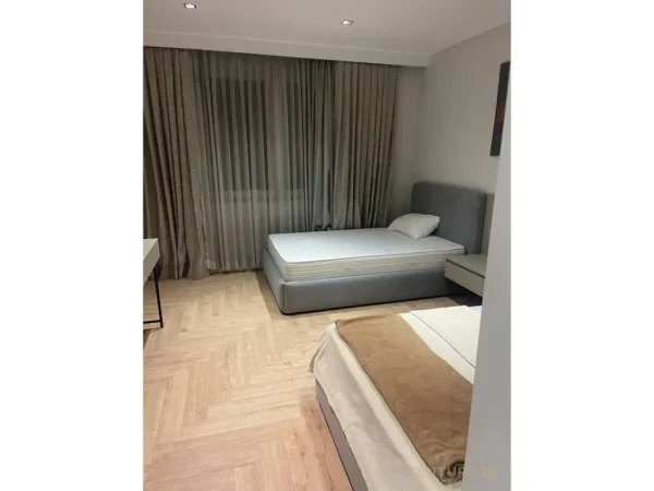 Tirane, jepet me qera apartament 2+1+Aneks+Ballkon Kati 1, 198 m² 3.000 € (Libri Universitar)