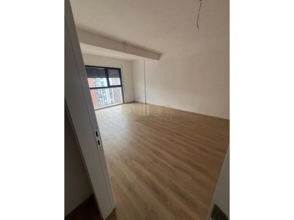 Tirane, jepet me qera zyre , 100 m² 650 € (BULEVARDI I RI,)