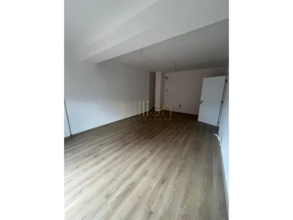 Tirane, jepet me qera zyre , 100 m² 650 € (BULEVARDI I RI,)