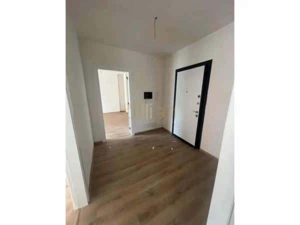 Tirane, jepet me qera zyre , 100 m² 650 € (BULEVARDI I RI,)