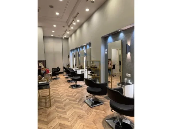 Tirane, jepet me qera ambjent biznesi Kati 0, 87 m² 2.500 € (Rruga e Kosovareve)