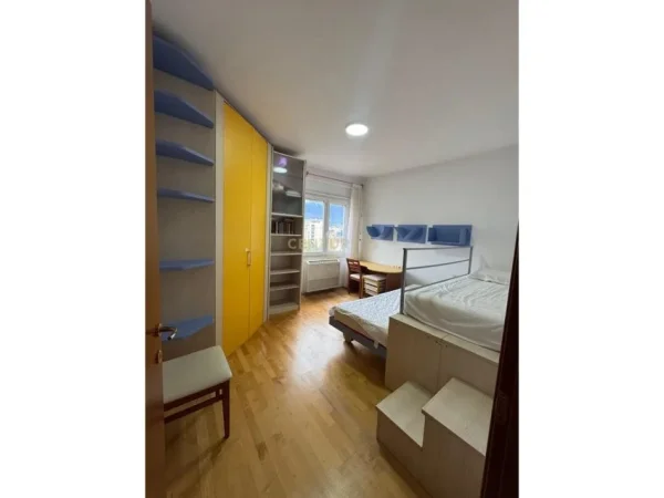 Tirane, jepet me qera apartament 2+1+Aneks+Ballkon Kati 6, 114 m² 900 € (Atsh)