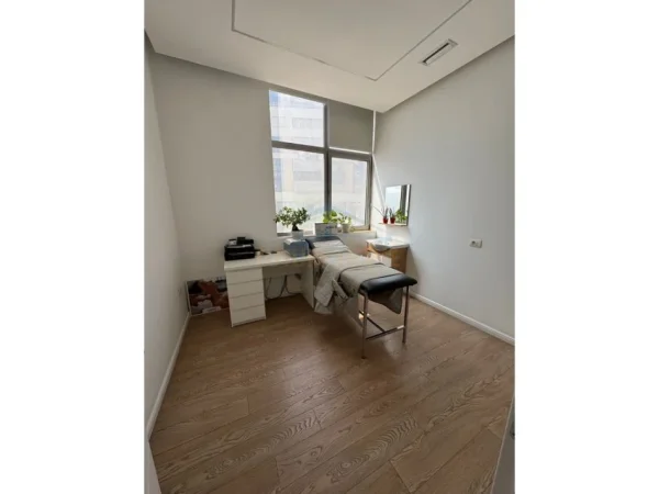 Tirane, jepet me qera ambjent biznesi Kati 1, 301 m² 4.000 € (ASTIR , Prane Rotondos)