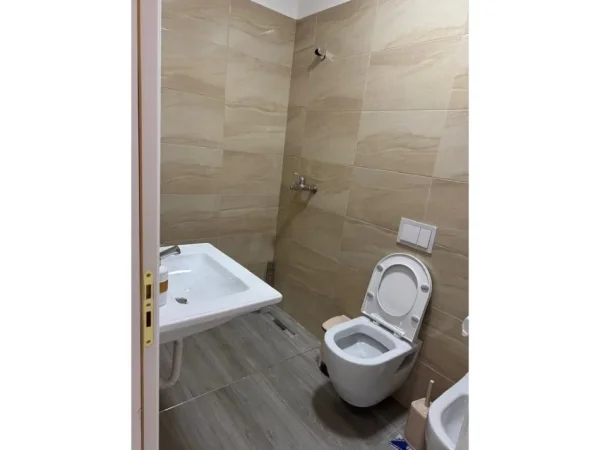 Tirane, jepet me qera apartament 2+1+Ballkon Kati 2, 111 m² 700 € (Don Bosko)