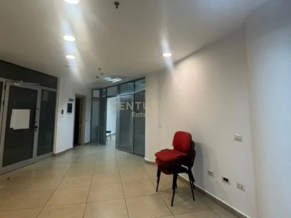 Tirane, jepet me qera zyre Kati 7, 202 m² 2.400 € (Observatori)