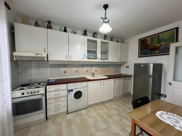Tirane, jepet me qera apartament 2+1+Ballkon Kati 6, 120 m² 600 € (Laprake, Tiranë.)
