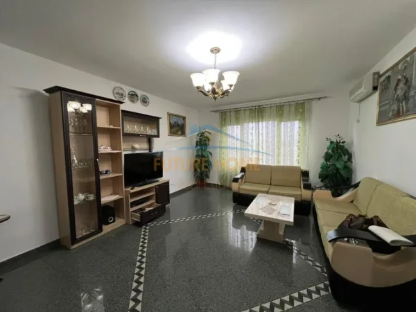 Tirane, jepet me qera apartament 2+1+Ballkon Kati 6, 120 m² 600 € (Laprake, Tiranë.)