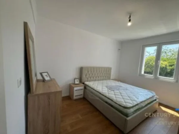 Tirane, jepet me qera apartament 2+1+Ballkon Kati 3, 70 m² 600 € (Asim Vokshi)