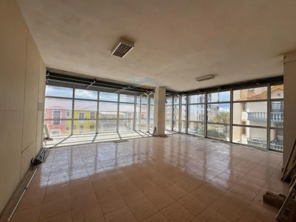Tirane, jepet me qera ambjent biznesi Kati 2, 250 m² 1.800 € (KINOSTUDIO)