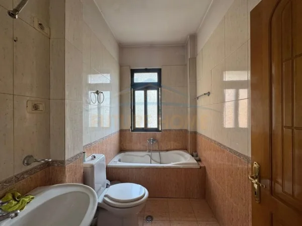Tirane, jepet me qera ambjent biznesi Kati 2, 250 m² 1.800 € (KINOSTUDIO)