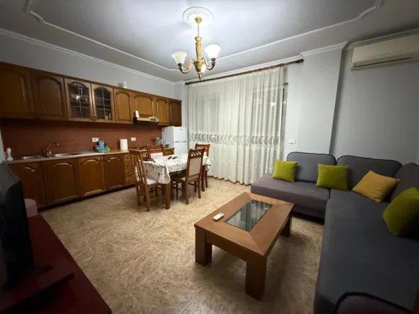 Tirane, jepet me qera apartament 2+1 Kati 6, 100 m² 600 € (Komuna e Parisit)
