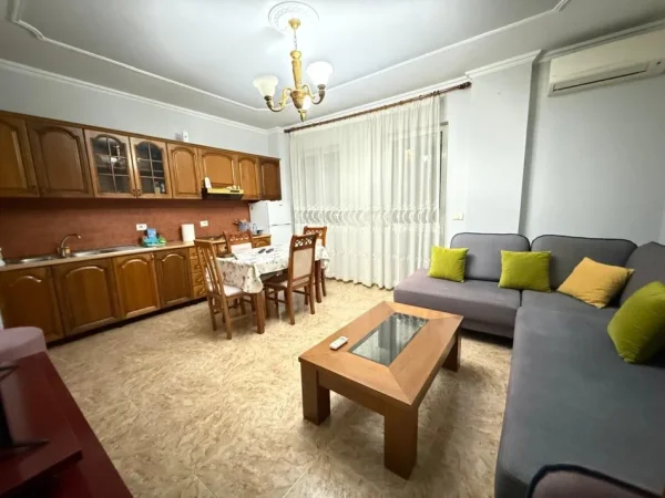 Tirane, jepet me qera apartament 2+1 Kati 6, 100 m² 600 € (Komuna e Parisit)