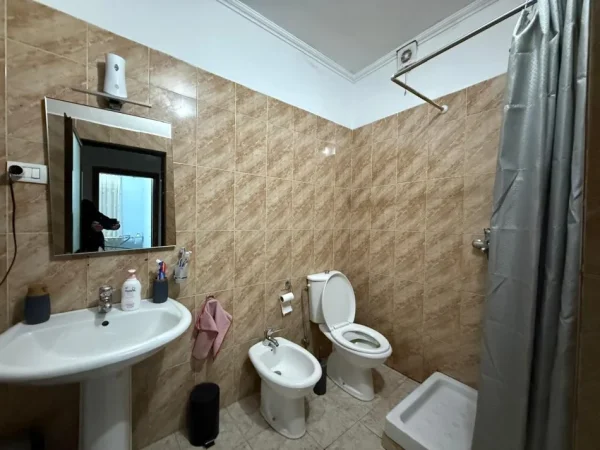 Tirane, jepet me qera apartament 2+1 Kati 6, 100 m² 600 € (Komuna e Parisit)