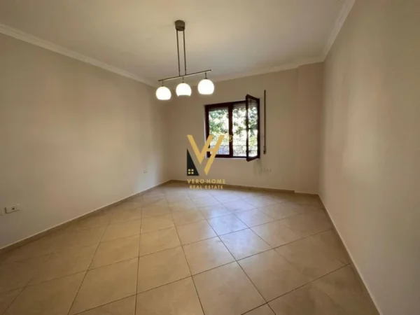 Tirane, jepet me qera zyre Kati 1, 105 m² 900 € (RRUGA E KAVAJES)