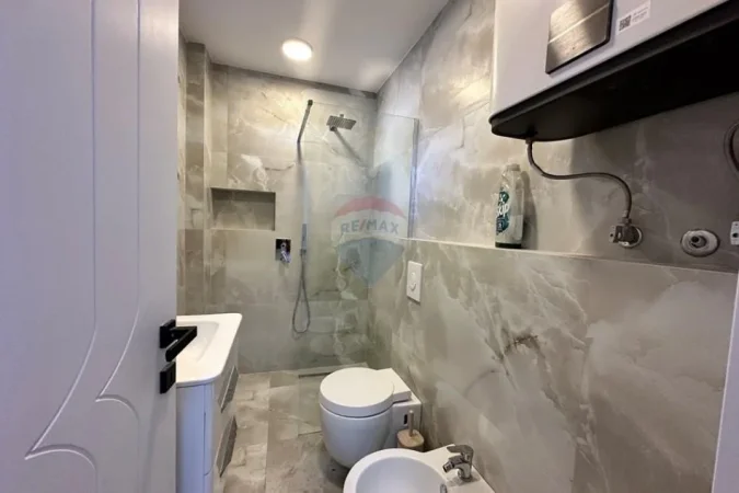 Tirane, jepet me qera apartament 1+1 , 66 m² 750 € (9 Katëshet)