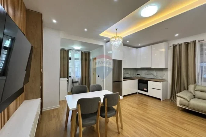 Tirane, jepet me qera apartament 1+1 , 66 m² 750 € (9 Katëshet)