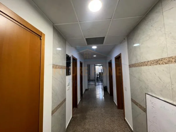 Tirane, jepet me qera ambjent biznesi Kati 0, 225 m² 4.250 € (BLLOK , Prane LSI)