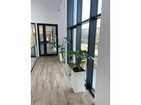 Tirane, jepet me qera zyre Kati 1, 200 m² 1.150 € (KASHAR)