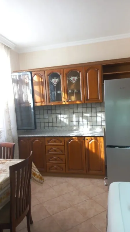 Tirane, jepet me qera apartament 1+1 Kati 1, 65 m² 600 € (PAZARI I RI)