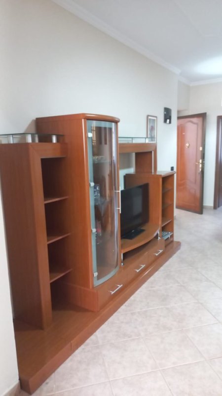 Tirane, jepet me qera apartament 1+1 Kati 1, 65 m² 600 € (PAZARI I RI)