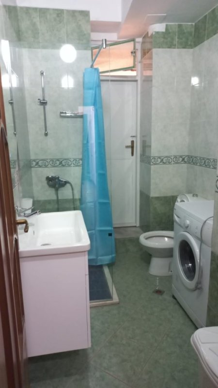 Tirane, jepet me qera apartament 1+1 Kati 1, 65 m² 600 € (PAZARI I RI)
