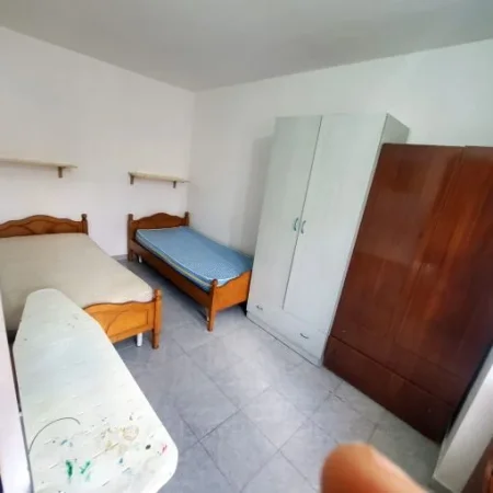 Tirane, jepet me qera apartament 1+1 Kati 3, 400 € (rruga 5 maji)