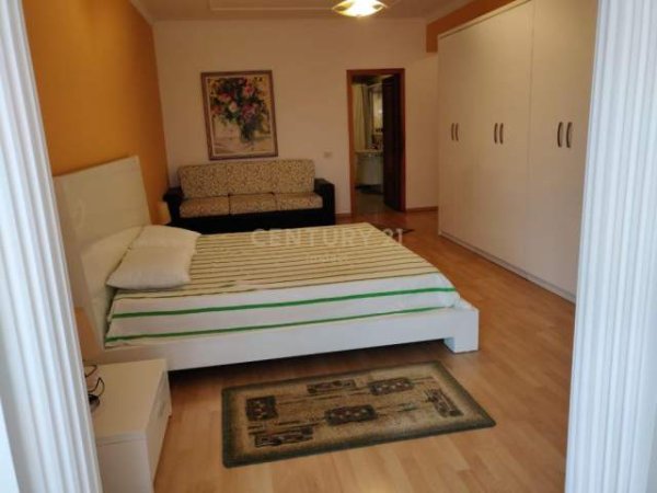 Tirane, jepet me qera Penthouse 3+1+BLK Kati 12, 220 m² 1.000 Euro