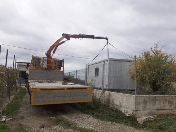 Tirane, - Sherbim transporti mallrash me kamjon me vinç, ne gjithe Shqiprine si dhe ne Kosove