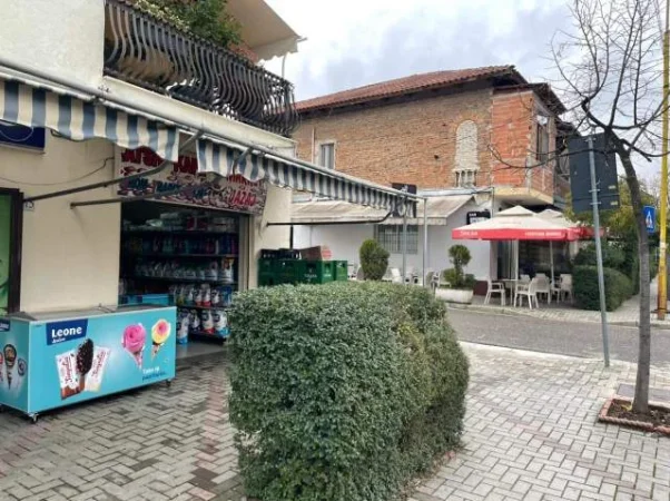 Tirane, Kombinat Jepet me qera biznesi Market