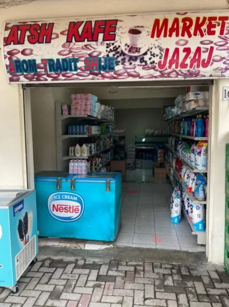Tirane, Kombinat Jepet me qera biznesi Market