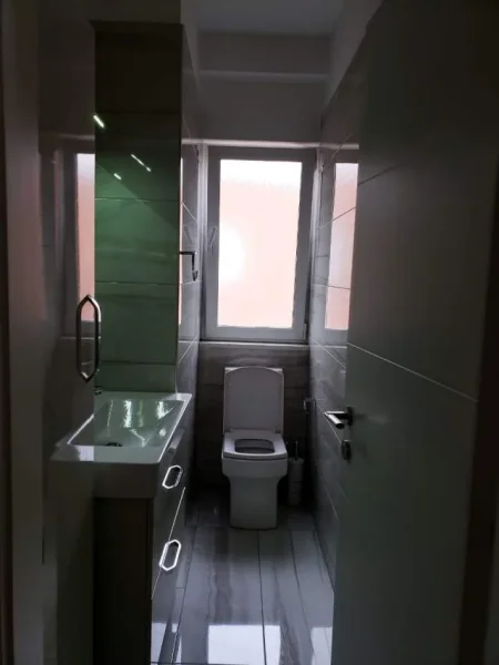 Tirane, jepet me qera apartament 2+1 90 m² 700 Euro (rruga Peti)