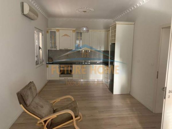 Tirane, jap me qera ambjent biznesi Kati 2, 105 m² 500 Euro (Rruga e Kavajes)