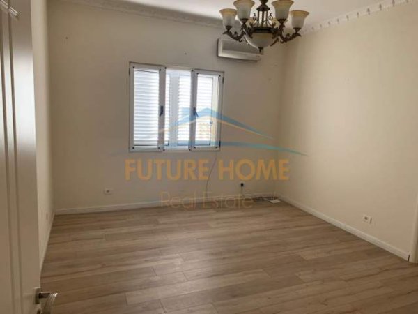 Tirane, jap me qera ambjent biznesi Kati 2, 105 m² 500 Euro (Rruga e Kavajes)