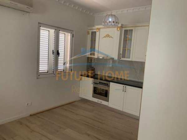 Tirane, jap me qera ambjent biznesi Kati 2, 105 m² 500 Euro (Rruga e Kavajes)