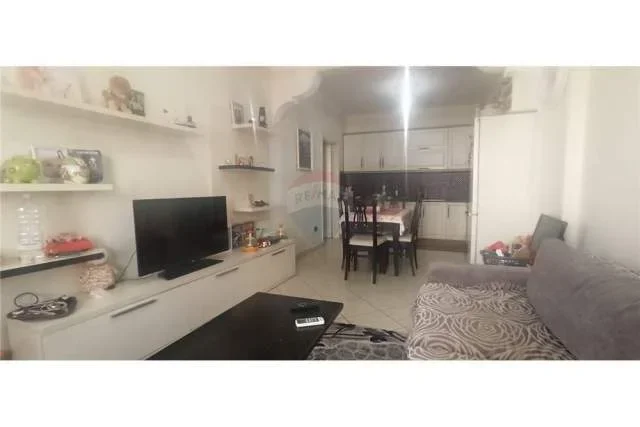 Tirane, jepet me qera apartament 1+1 Kati 6, 100 m² 350 Leke (Rruga Loni Ligori)