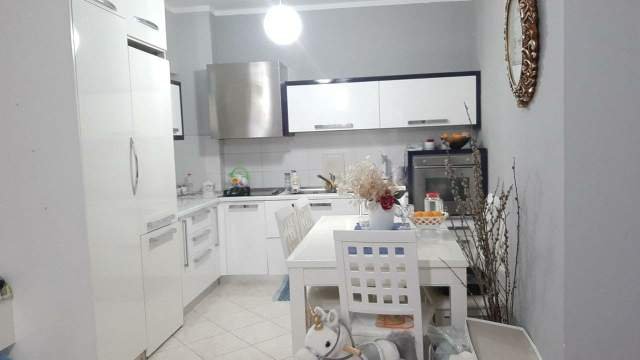 Tirane, shitet apartament 1+1+BLK Kati 6, 70 m² 68.000 Euro (Kthesa e Kamzes pallatet e verdha)