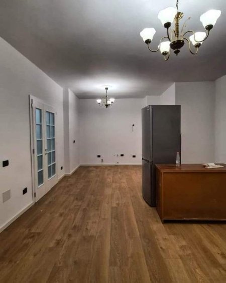 Tirane, jap me qera ambjent biznesi Kati 2, 130 m² 800 Euro