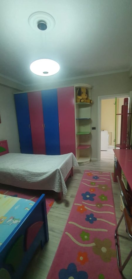 Tirane, jap me qera apartament 3+1+BLK Kati 5, 140 m² 900 Euro (blloku)