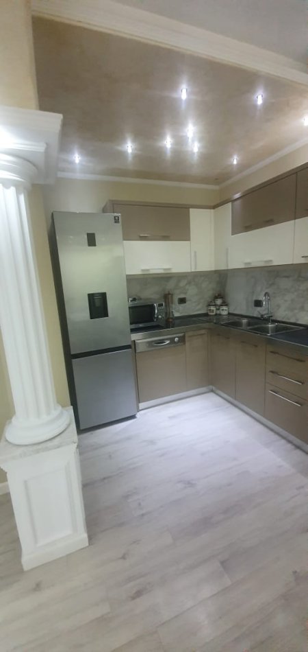 Tirane, jap me qera apartament 3+1+BLK Kati 5, 140 m² 900 Euro (blloku)