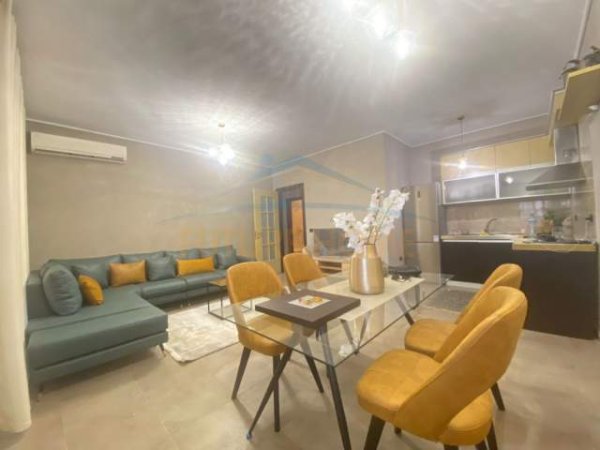Tirane, jepet me qera apartament 2+1+BLK Kati 10, 108 m² 600 Euro (Prane Hrry Fulz)
