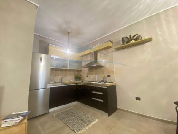 Tirane, jepet me qera apartament 2+1+BLK Kati 10, 108 m² 600 Euro (Prane Hrry Fulz)