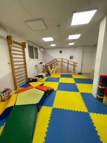 Tirane, shitet Vile 3 Katshe Kati 0, 1.400 m² 800.000 Euro (SAUK)