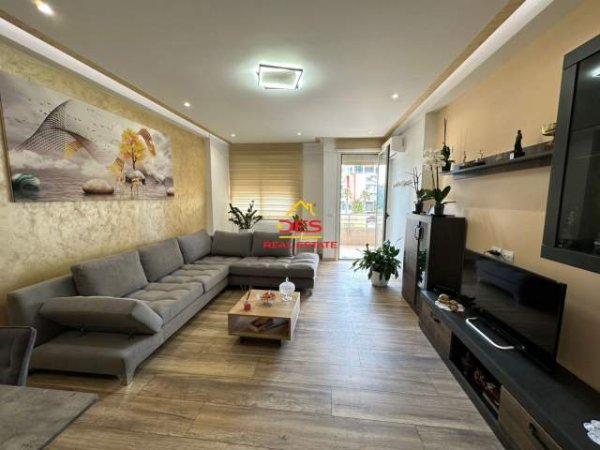 Vlore, shitet apartament Kati 3, 127 m² 225.000 Euro (Rruga Shyqeri Alimerka)