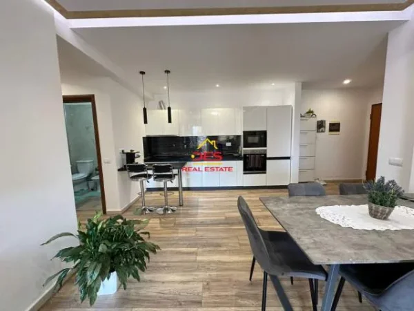 Vlore, shitet apartament Kati 3, 127 m² 225.000 Euro (Rruga Shyqeri Alimerka)