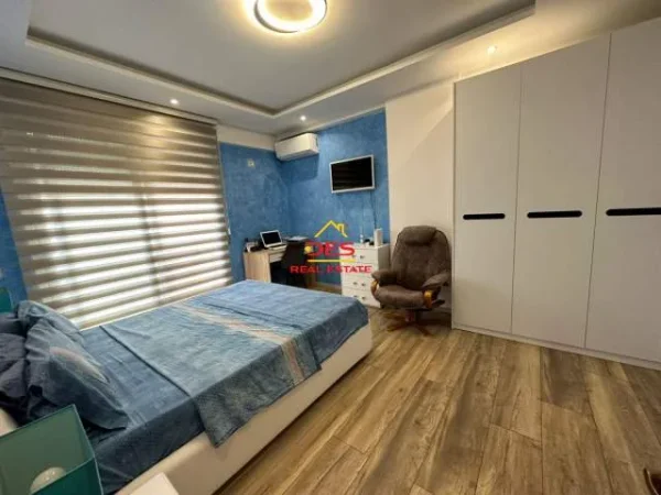Vlore, shitet apartament Kati 3, 127 m² 225.000 Euro (Rruga Shyqeri Alimerka)
