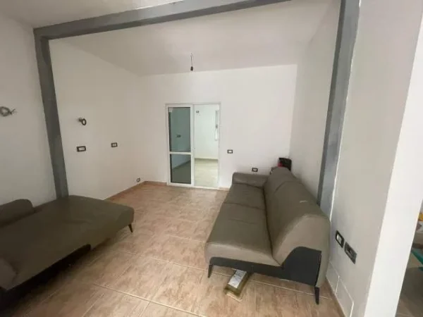 Tirane, shes dyqan Kati 0, 70 m² 96.000 Euro (Selit)